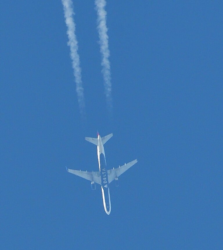 Delta Boeing 757 passes over Fairhope APR 21 2025