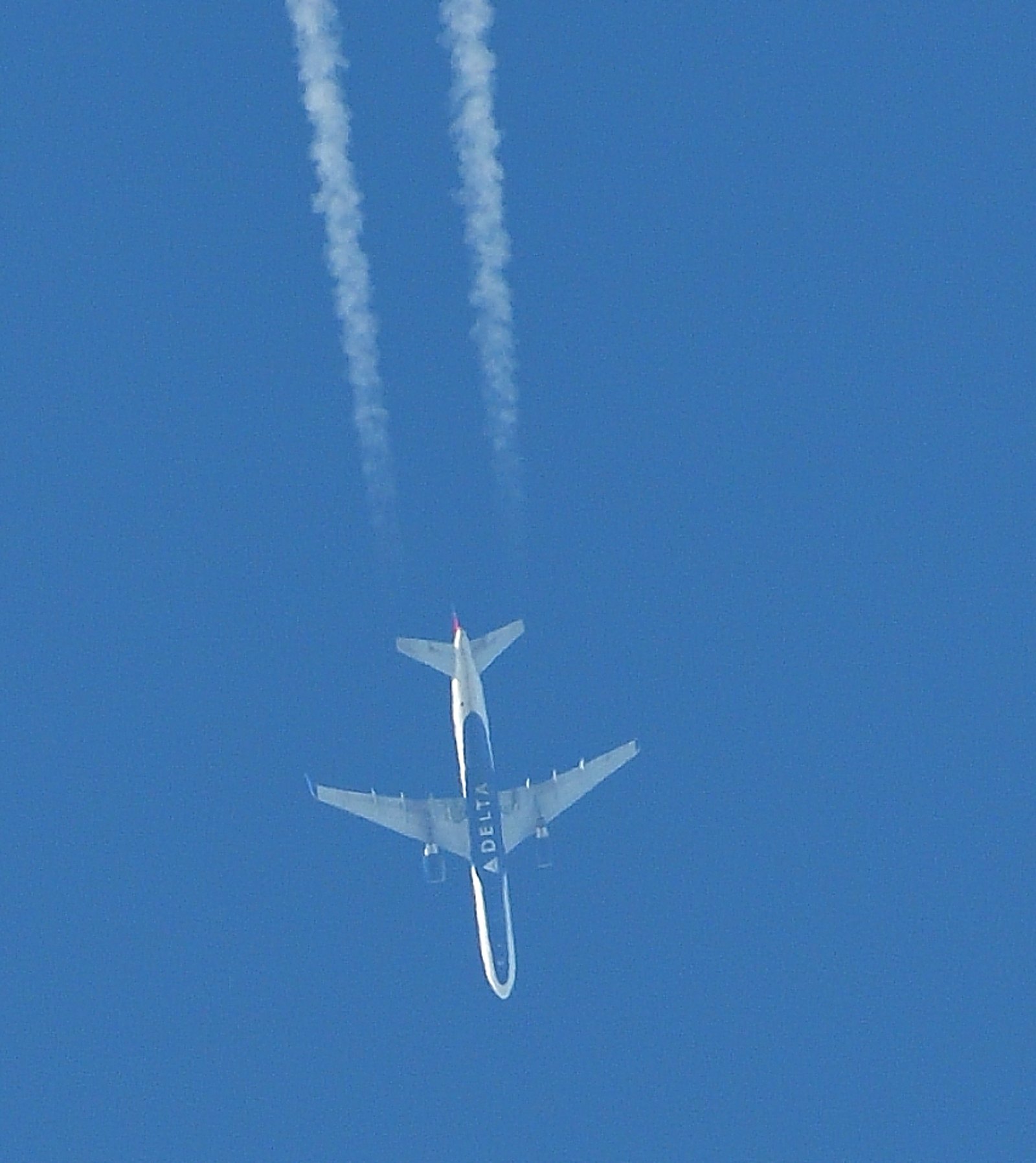 Delta Boeing 757 passes over Fairhope APR 21 2025