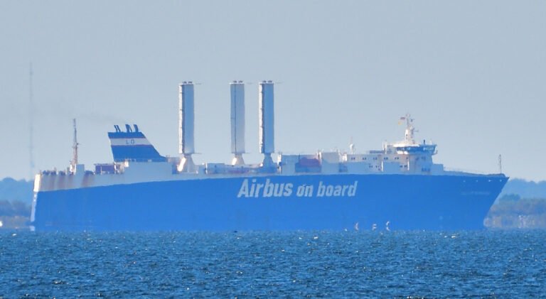 Ville de Bordeaux arrives in Mobile