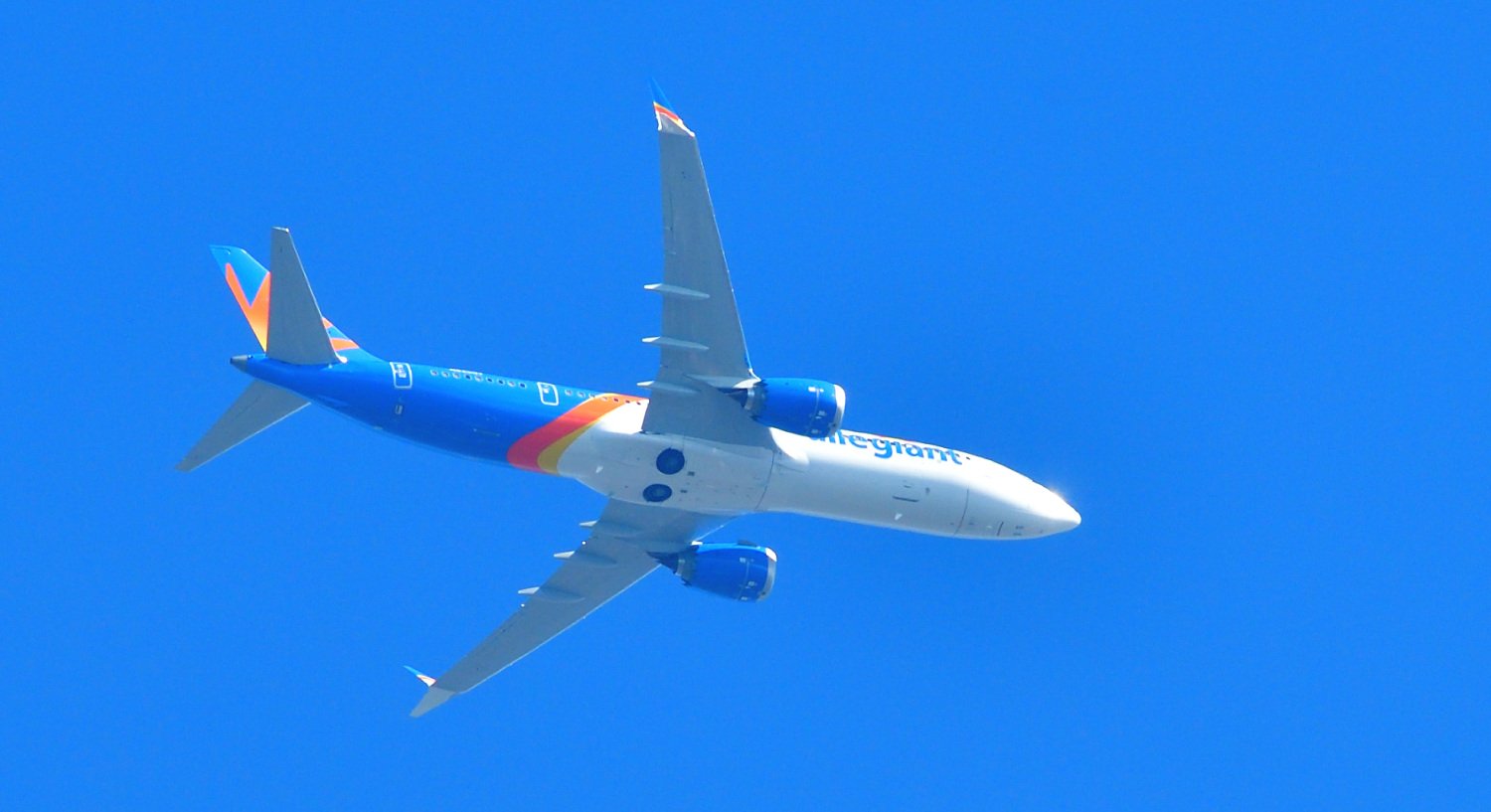 An Allegiant Air Boeing 737 passes over Fairhope NOV 17th 2025
