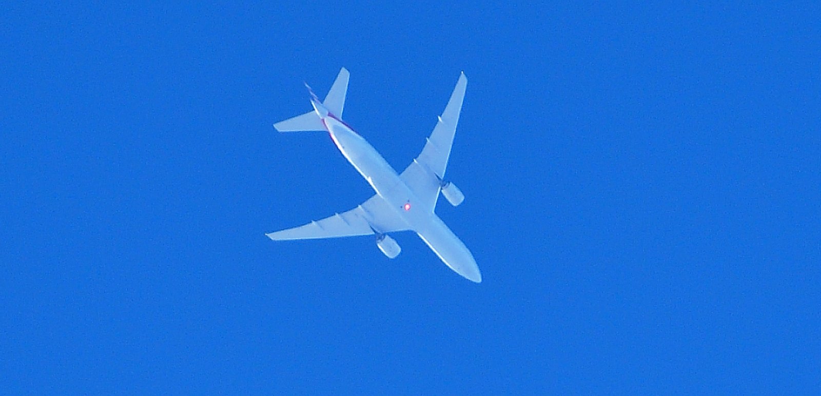 An American Airlines Boeing 777 flies over Fairhope JAN 18 2026.